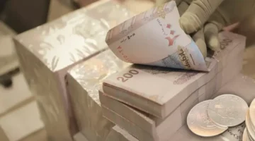 فجوة أسعار الصرف.. لماذا يتجاوز الدولار 1617 ريالاً في عدن ويستقر بصنعاء؟